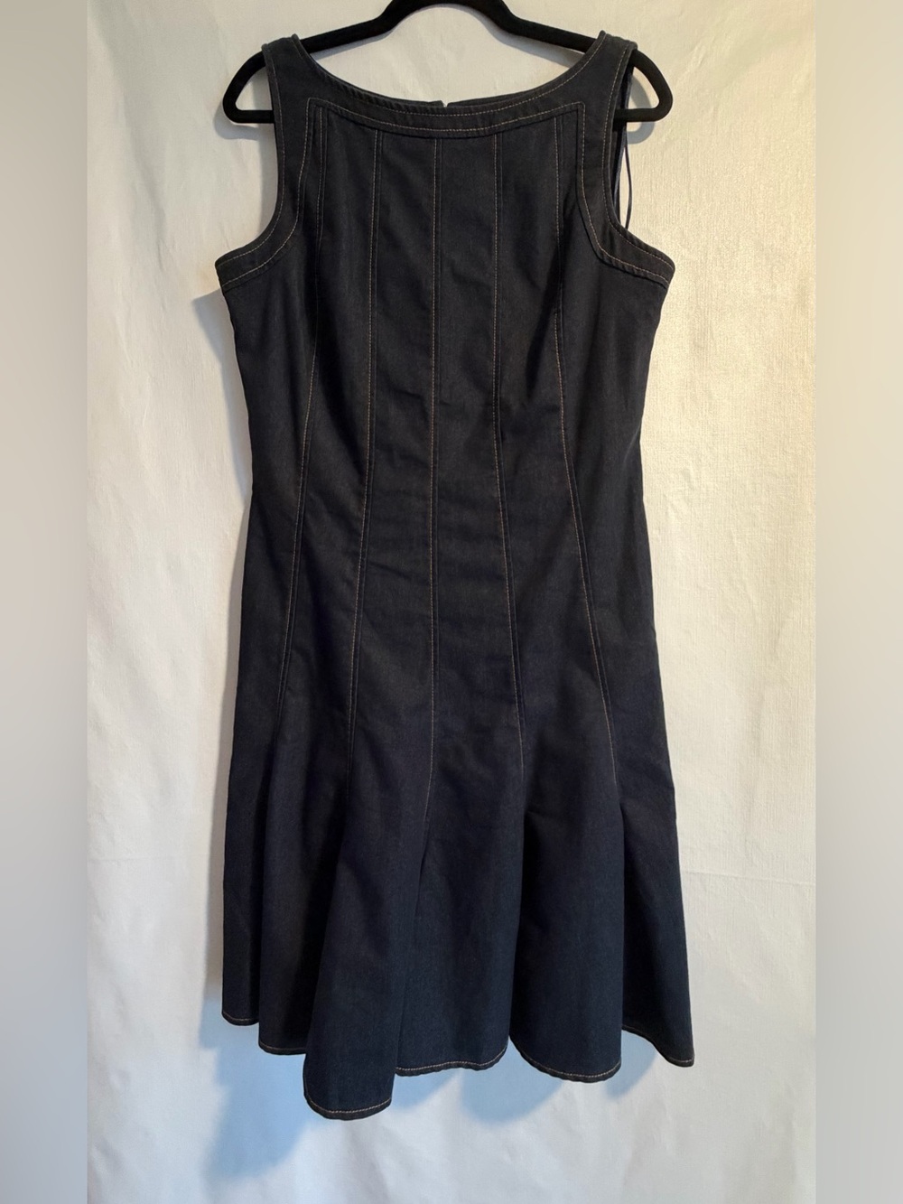 Sandra Darren Black Sleeveless Midi Dress with Contrast Stitching